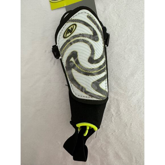 Athletic Works Pee Wee Shin Guards Size S, NWT - Picture 5 of 7